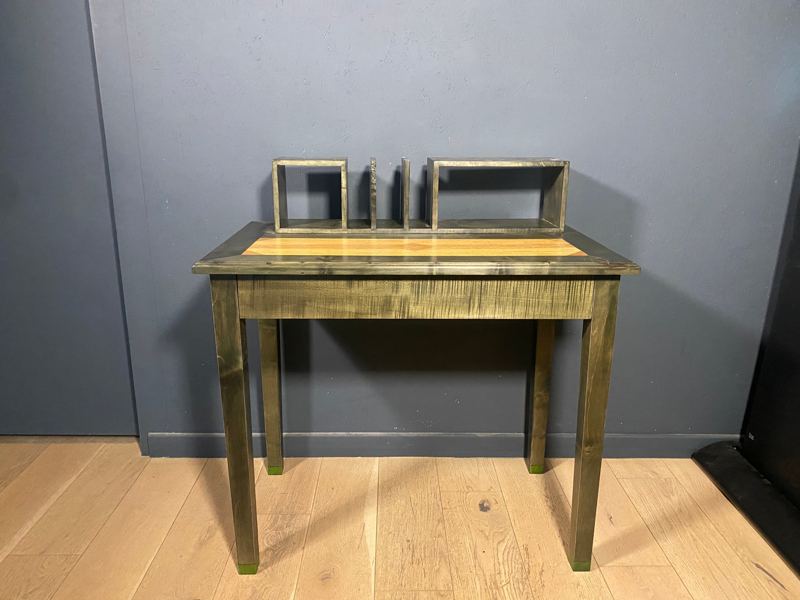 Bureau teinté vert, plateau marqueté et casiers de rangement