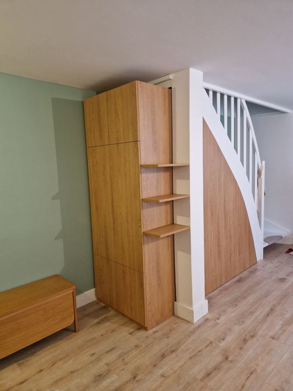 Penderie d'entrée et placards sous escalier en décor chêne