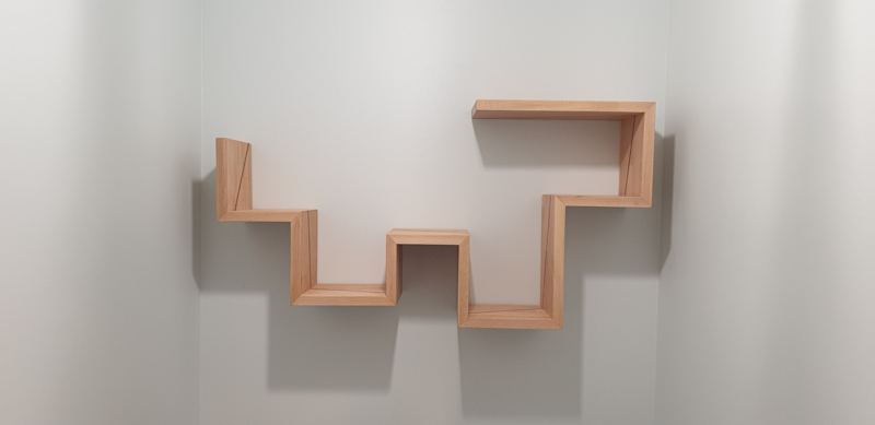 Étagère murale en hêtre aux formes en escalier