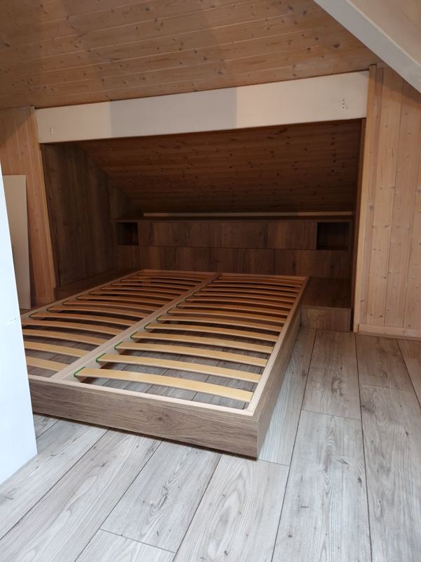 Lit sous combles avec tête de lit coffre et cadre de lit sur mesure
