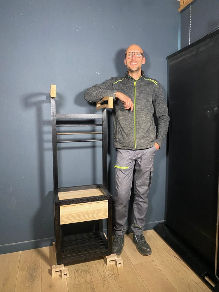 Sébastian Pagerie, ébéniste, à côté de son double valet en chêne ébonisé et frêne