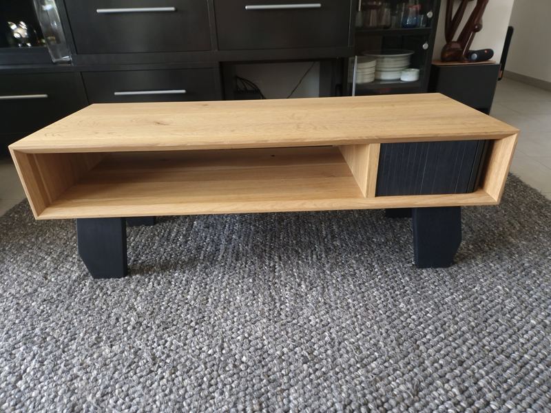 Table basse en chêne massif, pieds noirs et rideau coulissant à lamelles noires