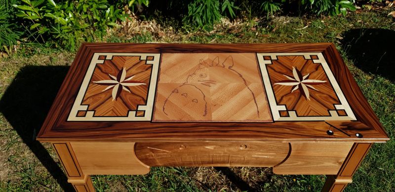 Plateau marqueté de la table à jeux : deux roses des vents et Totoro au centre